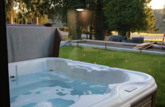 Luxe Lake Cabin Hot tub Grill Firepit EV charger - Foto 6