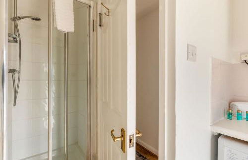 Spinnaker House-with Tesla Electric Charging Point - Photo 8