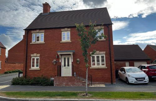 Brackley near Silverstone Grand Prix 3 double bed family home - Photo 2