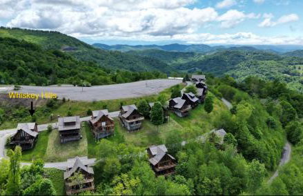 Whiskey Hills - Newly Remodeled Luxury Cabin with Hot Tub, Incredible Views close to Asheville, walk to Hatley Pointe & Ski! - Foto 32