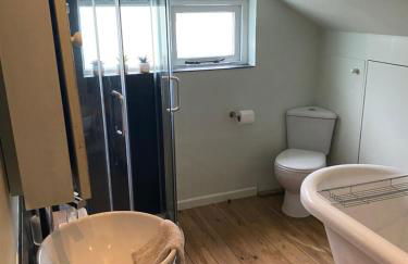 Stunning 2 Bedroom Flat in a Central Location - Photo 27