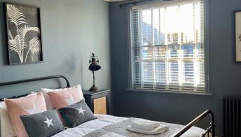 Fabulous apartment seconds from beach by Whitstable-Holidays, Pudding Pan - Foto 2, towels, storage