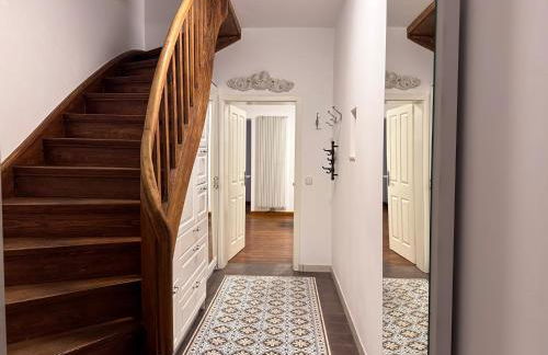 T&K Apartments - 8 Room Detached house - 6 min to Messe DUS - Private Parking - Foto 3