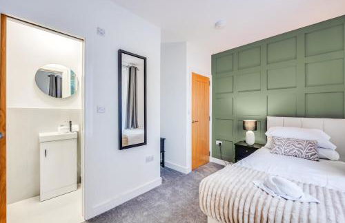 4 Bedroom 4 Bathroom House - Sleeps 7 - Prime Location, Free Parking, Self-Check-In, Workspace, Fast Wifi and Smart TV with Virgin TV and Netflix by Yoko Property - Photo 14