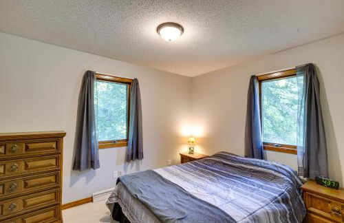 2 Mi to Cedar Lake Quiet Home with Fire Pit and Deck - Foto 22