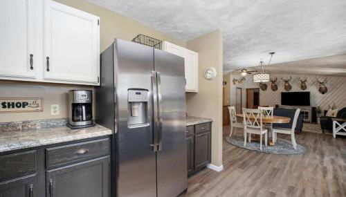 Lakeside Getaway with Hot Tub - Foto 3