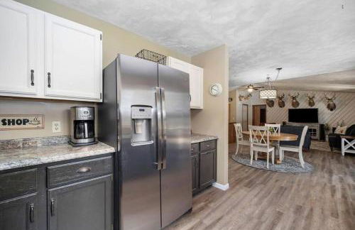 Lakeside Getaway with Hot Tub - Foto 3