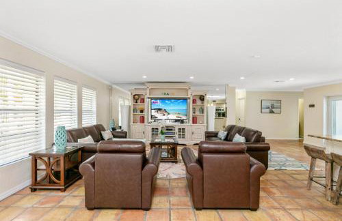 Spacious 4BR 2 5BA Family Retreat Pool Near Beach - Foto 11