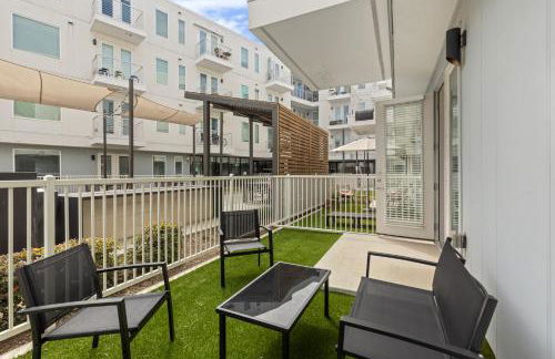 Poolside Luxury 1BR w Private Patio - Photo 35