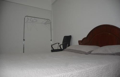 Dois quartos Cozinha completa Wi Fi Self check in com senha Central e perto de tudo a 4,4Km da Rodoviária e 15,4 km do Aeroporto Apartamento 301 - Foto 11