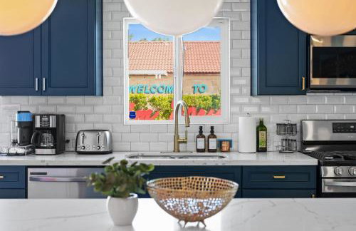 NEW Retro Escape 70's Vibes Wellness Game Room - Foto 14