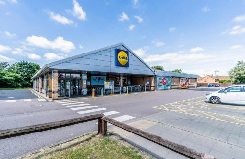 CENTRAL MK- 3Bed, 2 Bath house for LONG TERM CONTRACTOR Stays, free parking for 2 vehicles, DESK & GARDEN space managed by CHIQUE PROPERTIES LTD - Photo 27