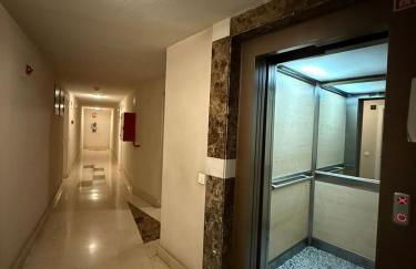 Enjoy the sun and pool in this fabulous apartment - Foto 41