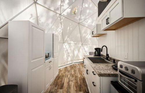 Luxe 2 Bed Dome w Hot Tub Deck Fire Pit & Bath - Foto 17