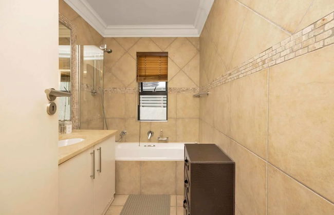 Bright and Stylish Beachfront Apartment - Foto 16