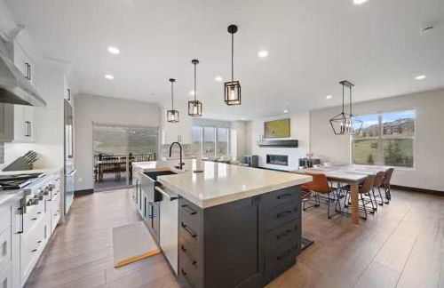 Spacious 5BR Family Townhome with Hot Tub and Garage - Foto 24