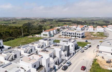 Modern Villa with Private Pool Near Baleal Beach - Photo 42