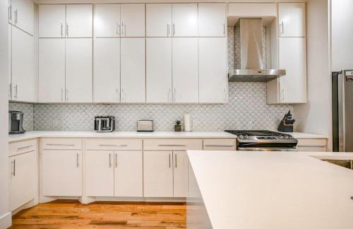 Uptown Modern with Private Patio & 1Gbps Wi-Fi - Foto 35