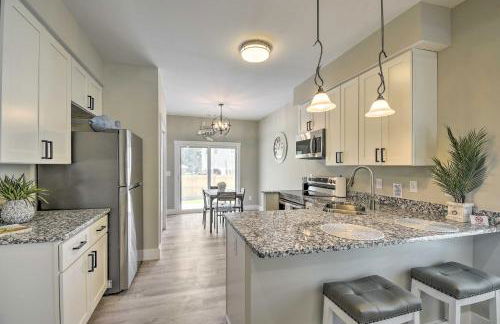 Ocean Isle Beach Home with Shared Lanai and Grill - Foto 9