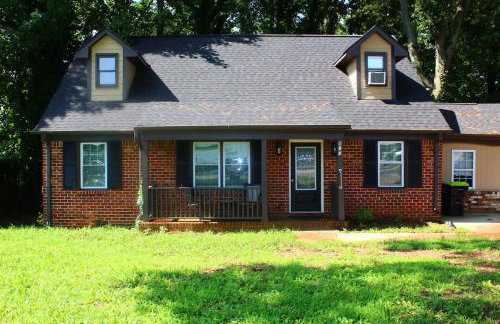 Cozy, Relaxing 4-Bedroom House in Forest Park - Foto 3