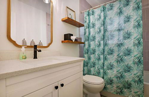 Tropical Escape near Beach! Tons of parking! - Photo 16