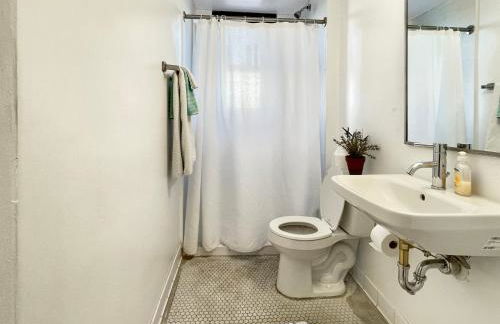 1 Bed Apt on Grand - Walk to 3 Breweries! - Photo 6