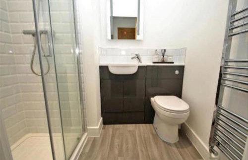 The Villas - Modern Comfort, 15 mins to Silverstone and Milton Keynes - Free parking, Prime, Netflix - Foto 13