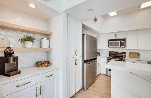 Gorgeous Lakefront Townhome with Pool Access and Views - Photo 9