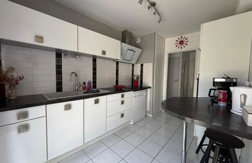 Jolie Colombe, maison 3 ch 2 sdb beau jardin terrasse aménagée à 15 mn à pied de la mer du centre Port en Bessin proche golf et d'Omaha Beach et Bayeux - Photo 4