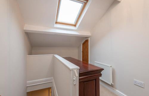 Sleeps 5 - 3 Bedrooms - walk to the square hosted Happy Valley cast - Foto 49