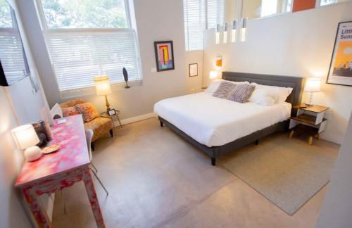 Trendy Modern Loft in Rino Art District - Photo 14