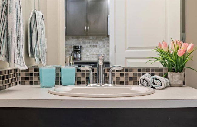 Modern DT Condo Balcony Parking Gym Hot Tub - Foto 18