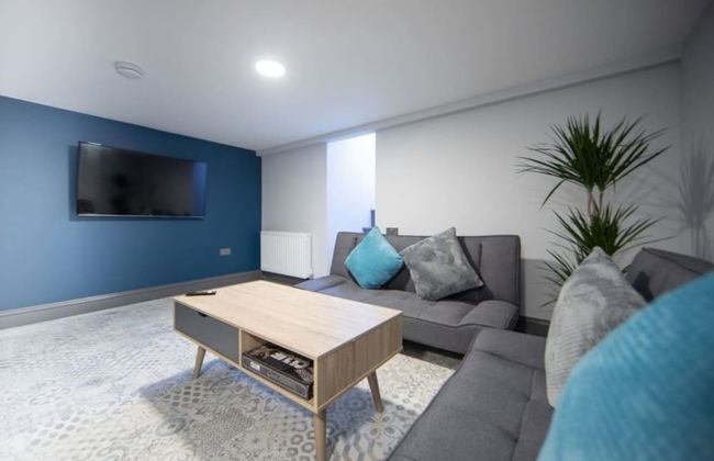 Immaculate 5-bed House in the City Centre Ashford - Photo 1