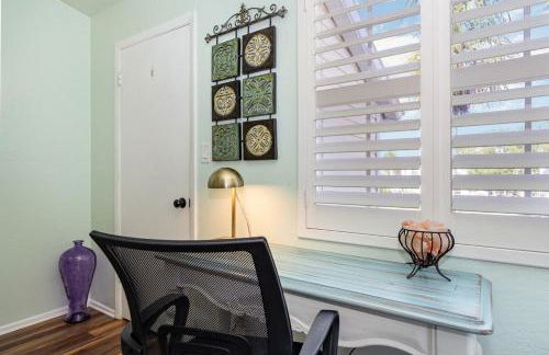 Serene Zen King Bed Condo - Half Mile from Beach - Foto 14