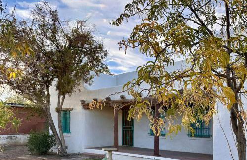 3 bed 2 bath Hacienda near Downtown and NMSU. - Photo 2