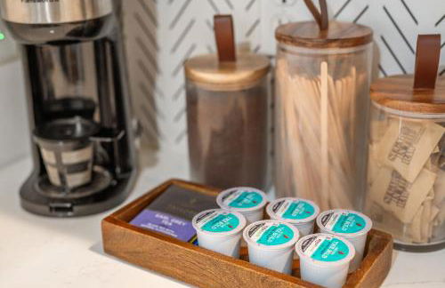 Couples Retreat with Hot Tub, Beach Cruisers, Spa Bath - Foto 16