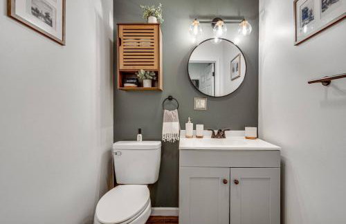 NEW! Shenandoah family & dog friendly cabin - 5 min walk river with private river access, BBQ, playground, fire pit - Foto 65