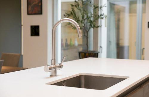 Architect-Designed Luxury Retreat 3BR Chessington - Pass the Keys - Photo 16