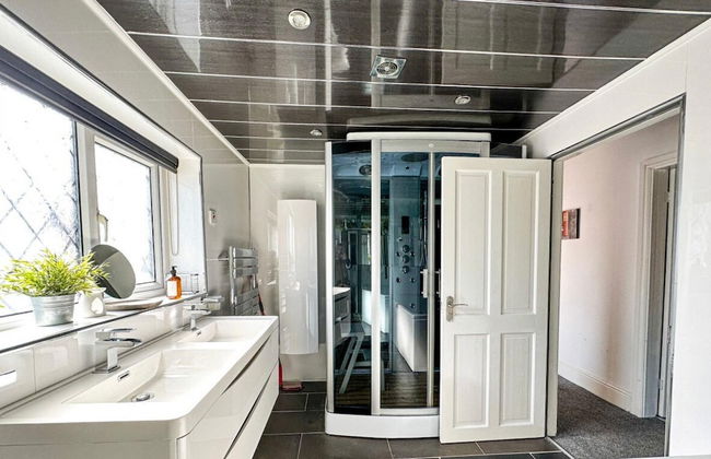 Beautiful Detached Villa - Jacuzzi Bath - Parking - Foto 19