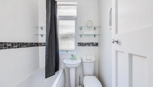 Charming Detached Bungalow - Close to Town Centre - Driveway Parking, Self-Check-In, Fast WiFi and Garden by Yoko Property - Foto 5