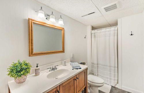 Airy Cottage Close to Rock Lake with Fire Pit! - Foto 22