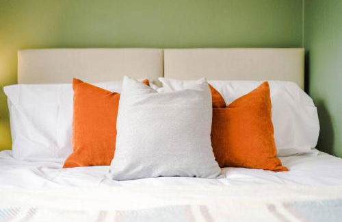 Cheerful 3 bedroom home with parking near Chester - Photo 51