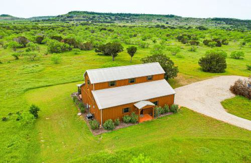 Cozy Strawn Cabin with Pool Access - Near Lake! - Foto 1