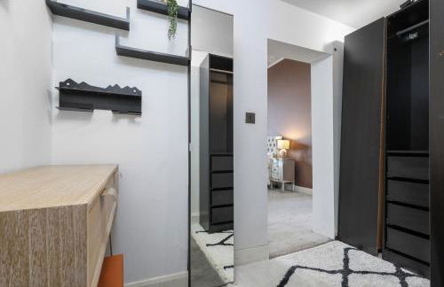 Extravagant 6 Bed Victorian Townhouse with Hot Tub - Photo 33