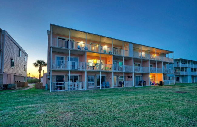 Oceanfront Condo w/ Private Balcony Pool + Tennis Bubbly Blew by Avantstay - Foto 35