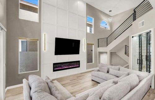 Luxe 5BR Home with Pool BBQNear Strip - Foto 9