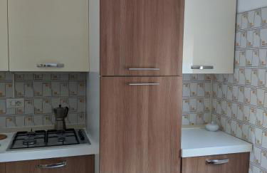 In the center of Modena, Piazza Roma and the Ferrari Museum - Foto 13