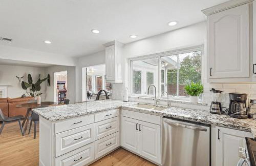 5BR w Backyard Paradise Pool Cinema Games - Foto 21