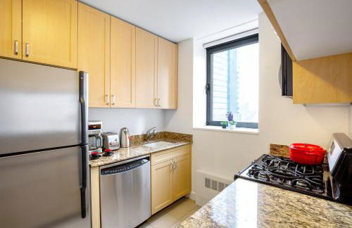 1BR nr Times Sq w Indoor rooftop Gym NYC-141 - Foto 5