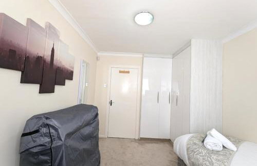 A cosy & stylish two-bed bungalow with garden & parking, close to a shopping centre, motorways and bus stops - Foto 11